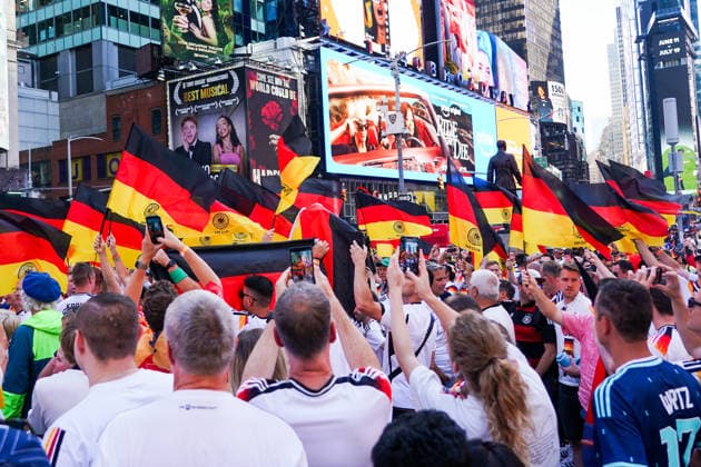 Fans aus Deutschland und Ecuador feiern friedlich zusammen vor dem Gruppenspiel auf dem Times Square - New York 24.06.2026: Times Square Fan Aufmarsch vor Deutschland gegen Ecuador *** Fans from Germany and Ecuador celebrate peacefully together before the group stage match in Times Square, New York, June 24, 2026. Times Square fan gathering ahead of Germany vs. Ecuador