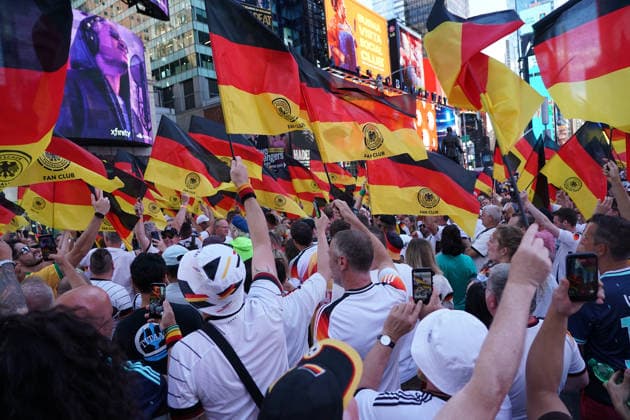 Fans aus Deutschland und Ecuador feiern friedlich zusammen vor dem Gruppenspiel auf dem Times Square - New York 24.06.2026: Times Square Fan Aufmarsch vor Deutschland gegen Ecuador *** Fans from Germany and Ecuador celebrate peacefully together before the group stage match in Times Square, New York, June 24, 2026. Times Square fan gathering ahead of Germany vs. Ecuador