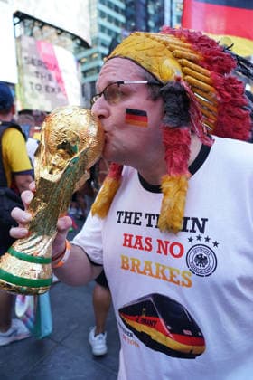 Fans aus Deutschland und Ecuador feiern friedlich zusammen vor dem Gruppenspiel auf dem Times Square, Deutscher Fan erinnert daran, dass der Zug zum Titel keine Bremsen hat - New York 24.06.2026: Times Square Fan Aufmarsch vor Deutschland gegen Ecuador *** Fans from Germany and Ecuador celebrate peacefully together in Times Square ahead of the group stage match; a German fan reminds everyone that the team’s run toward the title is unstoppable. New York, June 24, 2026: Fan gathering in Times Square ahead of Germany vs. Ecuador
