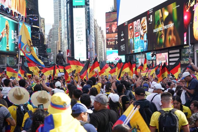 Fans aus Deutschland und Ecuador feiern friedlich zusammen vor dem Gruppenspiel auf dem Times Square, - New York 24.06.2026: Times Square Fan Aufmarsch vor Deutschland gegen Ecuador *** Fans from Germany and Ecuador celebrate peacefully together before the group stage match in Times Square, New York, June 24, 2026. Times Square fan gathering ahead of Germany vs. Ecuador