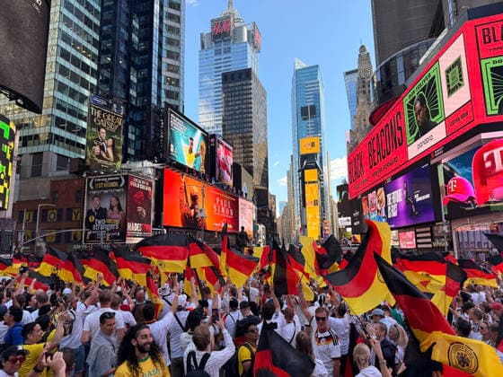 Deutsche Fans feiern friedlich am Vorabend des Spiels gegen Ecuador auf dem Times Square, - New York 24.06.2026: Times Square Fan Aufmarsch vor Deutschland gegen Ecuador *** German fans celebrate peacefully on the eve of the match against Ecuador in Times Square, New York, June 24, 2026. Times Square fan gathering ahead of Germany vs. Ecuador