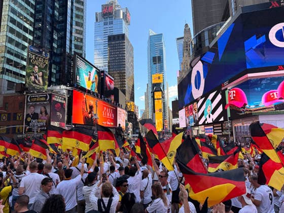 Deutsche Fans feiern friedlich am Vorabend des Spiels gegen Ecuador auf dem Times Square, - New York 24.06.2026: Times Square Fan Aufmarsch vor Deutschland gegen Ecuador *** German fans celebrate peacefully on the eve of the match against Ecuador in Times Square, New York, June 24, 2026. Times Square fan gathering ahead of Germany vs. Ecuador