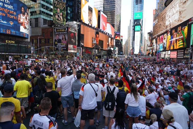 Fans aus Deutschland und Ecuador feiern friedlich zusammen vor dem Gruppenspiel auf dem Times Square, Deutscher Fan erinnert daran, dass der Zug zum Titel keine Bremsen hat - New York 24.06.2026: Times Square Fan Aufmarsch vor Deutschland gegen Ecuador *** Fans from Germany and Ecuador celebrate peacefully together in Times Square ahead of the group stage match; a German fan reminds everyone that the team’s run toward the title is unstoppable. New York, June 24, 2026: Fan gathering in Times Square ahead of Germany vs. Ecuador