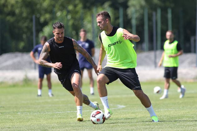 Regionalliga Nordost: Trainingsauftakt des 1. FC Lok Leipzig, 24.06.2026 Farid Abderrahmane (8, Lok Leipzig) vor Filip Kusic (36, Lok Leipzig) am Ball. Fußball, Regionalliga Nordost, Saison 2026 2027, Trainingsauftakt des 1. FC Lok Leipzig am 24.06.2026 im Bruno-Plache-Stadion, Leipzig. *** Regionalliga Nordost: 1 FC Lok Leipzig Kicks Off Training, June 24, 2026; Farid Abderrahmane 8, Lok Leipzig ahead of Filip Kusic 36, Lok Leipzig in possession; Soccer, Regionalliga Nordost, 2026–2027 Season, 1 FC Lok Leipzig’s training kickoff on June 24, 2026, at Bruno Plache Stadium, Leipzig Copyright: xBEAUTIFULxSPORTS JanxKaeferx