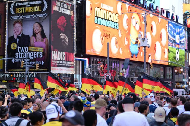 Fußball, WM 2026, 20260624, Deutsche Fans am Times Square. Im Bild Deutsche Fahnen. New York City Times Square New York Vereinigte Staaten von Amerika *** Soccer, 2026 World Cup, 20260624, German fans in Times Square. Pictured: German flags, New York City, Times Square, New York, United States of America Copyright: Passion2Press MarkusxFischerx