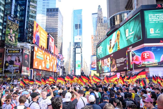 Fußball, WM 2026, 20260624, Deutsche Fans am Times Square. Im Bild Deutsche Fans am Times Square. New York City Times Square New York Vereinigte Staaten von Amerika *** Soccer, 2026 World Cup, 20260624, German fans in Times Square. Pictured: German fans in Times Square, New York City, Times Square, New York, United States of America Copyright: Passion2Press MarkusxFischerx