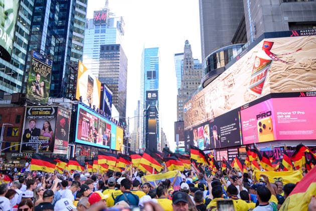 Fußball, WM 2026, 20260624, Deutsche Fans am Times Square. Im Bild Deutsche Fans am Times Square. New York City Times Square New York Vereinigte Staaten von Amerika *** Soccer, 2026 World Cup, 20260624, German fans in Times Square. Pictured: German fans in Times Square, New York City, Times Square, New York, United States of America Copyright: Passion2Press MarkusxFischerx