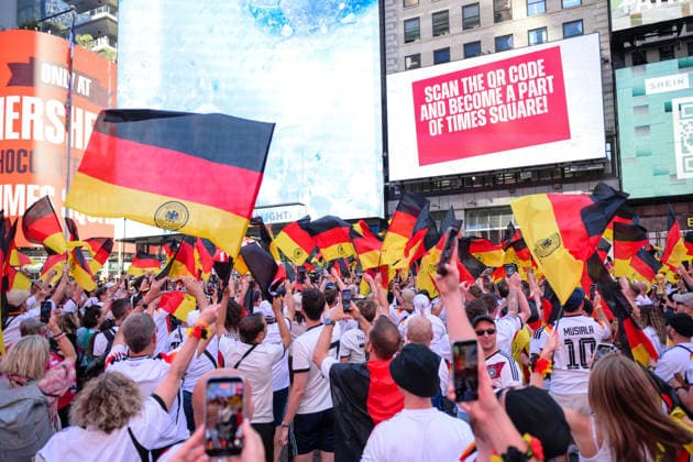 Fußball, WM 2026, 20260624, Deutsche Fans am Times Square. Im Bild Deutsche Fans am Times Square singe die HUMBA. New York City Times Square New York Vereinigte Staaten von Amerika *** Soccer, 2026 World Cup, 20260624, German fans in Times Square. Pictured: German fans in Times Square singing HUMBA. New York City, Times Square, New York, United States of America Copyright: Passion2Press MarkusxFischerx