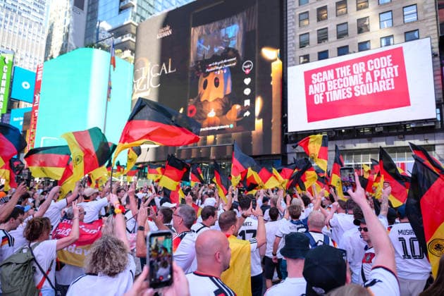 Fußball, WM 2026, 20260624, Deutsche Fans am Times Square. Im Bild Deutsche Fans am Times Square. New York City Times Square New York Vereinigte Staaten von Amerika *** Soccer, 2026 World Cup, 20260624, German fans in Times Square. Pictured: German fans in Times Square, New York City, Times Square, New York, United States of America Copyright: Passion2Press MarkusxFischerx