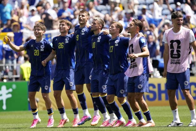 FIFA World Cup, WM, Weltmeisterschaft, Fussball 2026 - Group B - Bosnia and Herzegovina vs Qatar Players of Bosnia and Herzegovina celebrate with their supporters after winning the FIFA World Cup 2026 group stage match Bosnia and Herzegovina against Qatar, in Seattle, Washington, USA, 24 June 2026. SEATTLE United States  Copyright: xSTEPHANxBRASHEARx