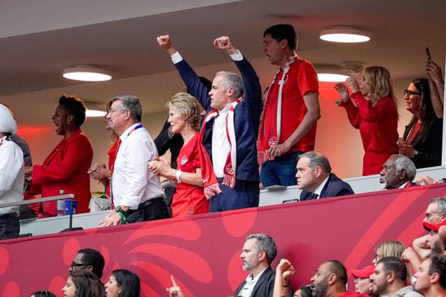 Kanada: Fußball FIFA Weltmeisterschaft 2026 Gruppenphase Schweiz vs Kanada BC Place Stadium (Vancouver, British Columbia): Kanadas Premierminister Mark Carney verfolgt das Spiel aus der Stadionloge. Im VIP-Bereich befinden sich weitere Ehrengäste, Offizielle und Verbandsvertreter. Im Vordergrund feiern kanadische Fans auf der Tribüne. Politik und VIP-Loge, Ehrengast, Zuschauer, Fanblock, Kanada-Fans, Stadionatmosphäre, Fußball-Weltmeisterschaft, Repräsentation, Public Relations, Großveranstaltung, Tribüne, Emotionen. *** Canada Soccer 2026 FIFA World Cup Group Stage: Switzerland vs. Canada at BC Place Stadium in Vancouver, British Columbia. Canadian Prime Minister Mark Carney watches the game from a stadium box. Other guests of honor, officials, and association representatives are in the VIP section. In the foreground, Canadian fans celebrate in the stands. Politics and sports, VIP box, guest of honor, spectators, fan section, Canadian fans, stadium atmosphere, World Cup, representation, public relations, major event, stands, emotions Copyright: xJOERANxSTEINSIEKx