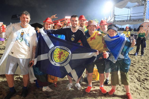 Escócia x Brasil Arena Copacabana RJ RIO DE JANEIRO, RJ - 24.06.2026: ESCoCIA X BRASIL ARENA COPACABANA RJ - Fans watch the Scotland vs. Brazil game at the Copacabana Arena on the sands of Copacabana Beach in Rio de Janeiro, RJ. (Photo: Luiz Gomes Fotoarena) x2969445x  LuizxGomes
