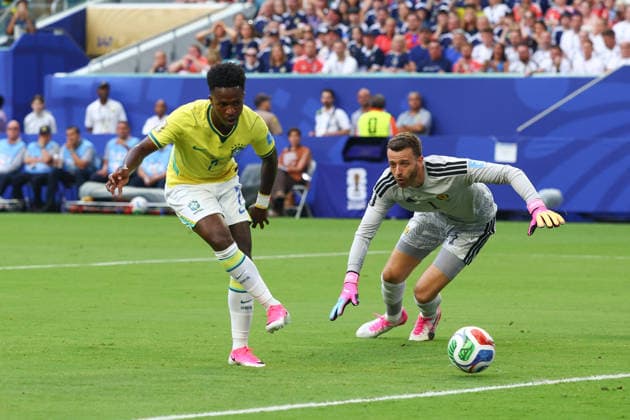 FIFA World Cup, WM, Weltmeisterschaft, Fussball 2026: Scotland v Brazil MIAMI, USA - 24th June 2026: Vinicius Junior of Brazil rounds Angus Gunn of Scotland to scores his side s first goal during the FIFA World Cup 2026 Group C match between Scotland and Brazil at Miami Stadium Miami Miami Stadium United States of America Copyright: xCraigxMercerx xPeakxActionxPhotosx
