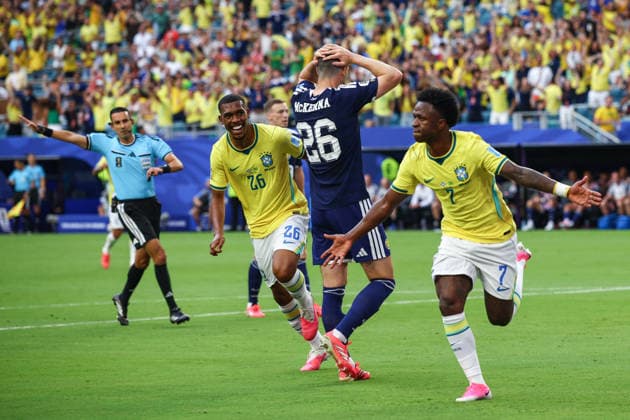 FIFA World Cup, WM, Weltmeisterschaft, Fussball 2026: Scotland v Brazil MIAMI, USA - 24th June 2026: Vinicius Junior of Brazil celebrates scoring his side s first goal as Scott McKenna of Scotland reacts in dejection during the FIFA World Cup 2026 Group C match between Scotland and Brazil at Miami Stadium Miami Miami Stadium United States of America Copyright: xCraigxMercerx xPeakxActionxPhotosx