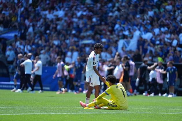 FIFA World Cup, WM, Weltmeisterschaft, Fussball 26 Group B - Bosnia and Herzegovina vs Qatar SEATTLE, WASHINGTON - JUNE 24: A Qatar player helps Bosnia and Herzegovina goalkeeper Abudada 1 off the ground after the match during the FIFA World Cup 2026 Group B match between Bosnia and Herzegovina and Qatar at Seattle Stadium on June 24, 2026 in Seattle, Washington. photo by Mohamed Gamal JNA Press SEATTLE United States of America Copyright: x xMohamedxGamalxTageldinx xJNAxPressx