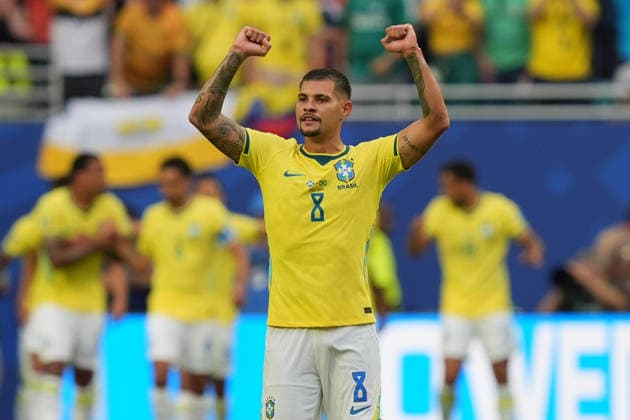Bruno Guimaraes of Brazil celebrates a goal scored by Vinicius Junior during the FIFA World Cup, WM, Weltmeisterschaft, Fussball 2026 group stage match Scotland against Brazil at Hard Rock Stadium in Miami, United States, 24 June 2026. FIFA World Cup 2026 - Group C - Scotland vs. Brazil !ACHTUNG: NUR REDAKTIONELLE NUTZUNG!  Copyright: xAlbertoxBoalx GR4002 20260624-55020699098_1