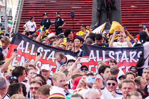 Deutsche Fans feiern friedlich am Vorabend des Spiels gegen Ecuador auf dem Times Square, - New York 24.06.2026: Times Square Fan Aufmarsch vor Deutschland gegen Ecuador *** German fans celebrate peacefully on the eve of the match against Ecuador in Times Square, New York, June 24, 2026. Times Square fan gathering ahead of Germany vs. Ecuador