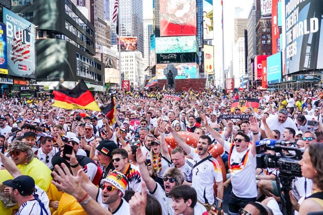 Deutsche Fans feiern friedlich am Vorabend des Spiels gegen Ecuador auf dem Times Square, - New York 24.06.2026: Times Square Fan Aufmarsch vor Deutschland gegen Ecuador *** German fans celebrate peacefully on the eve of the match against Ecuador in Times Square, New York, June 24, 2026. Times Square fan gathering ahead of Germany vs. Ecuador