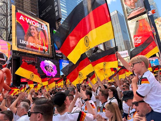 Deutsche Fans feiern friedlich am Vorabend des Spiels gegen Ecuador auf dem Times Square, - New York 24.06.2026: Times Square Fan Aufmarsch vor Deutschland gegen Ecuador *** German fans celebrate peacefully on the eve of the match against Ecuador in Times Square, New York, June 24, 2026. Times Square fan gathering ahead of Germany vs. Ecuador