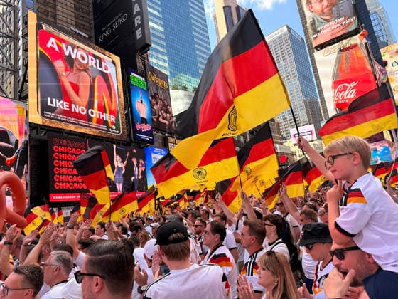 Deutsche Fans feiern friedlich am Vorabend des Spiels gegen Ecuador auf dem Times Square, - New York 24.06.2026: Times Square Fan Aufmarsch vor Deutschland gegen Ecuador *** German fans celebrate peacefully on the eve of the match against Ecuador in Times Square, New York, June 24, 2026. Times Square fan gathering ahead of Germany vs. Ecuador