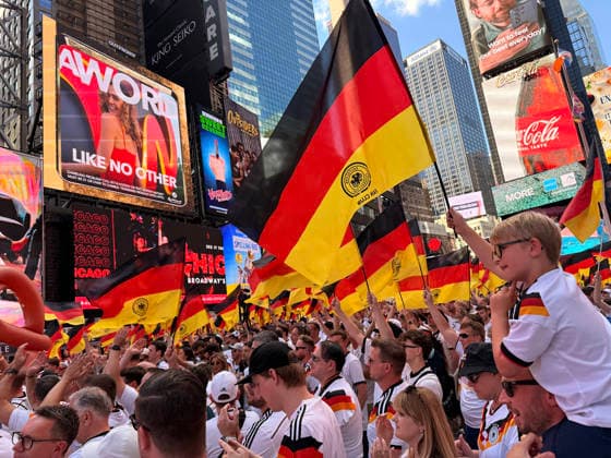 Deutsche Fans feiern friedlich am Vorabend des Spiels gegen Ecuador auf dem Times Square, - New York 24.06.2026: Times Square Fan Aufmarsch vor Deutschland gegen Ecuador *** German fans celebrate peacefully on the eve of the match against Ecuador in Times Square, New York, June 24, 2026. Times Square fan gathering ahead of Germany vs. Ecuador