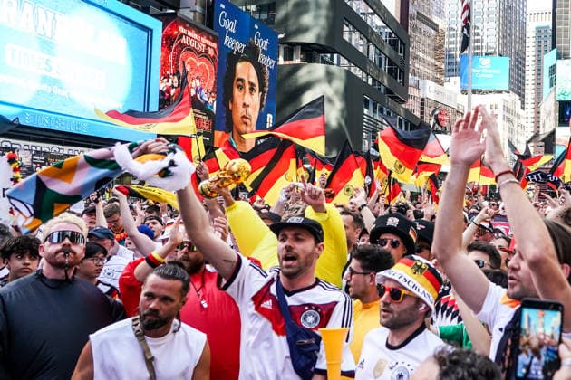 Deutsche Fans feiern friedlich am Vorabend des Spiels gegen Ecuador auf dem Times Square, - New York 24.06.2026: Times Square Fan Aufmarsch vor Deutschland gegen Ecuador *** German fans celebrate peacefully on the eve of the match against Ecuador in Times Square, New York, June 24, 2026. Times Square fan gathering ahead of Germany vs. Ecuador