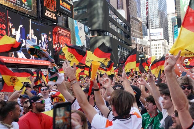 Deutsche Fans feiern friedlich am Vorabend des Spiels gegen Ecuador auf dem Times Square, - New York 24.06.2026: Times Square Fan Aufmarsch vor Deutschland gegen Ecuador *** German fans celebrate peacefully on the eve of the match against Ecuador in Times Square, New York, June 24, 2026. Times Square fan gathering ahead of Germany vs. Ecuador