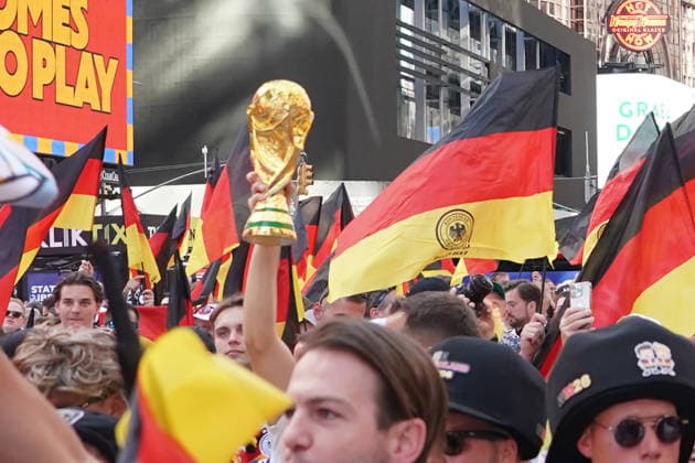 Deutsche Fans feiern friedlich am Vorabend des Spiels gegen Ecuador auf dem Times Square, - New York 24.06.2026: Times Square Fan Aufmarsch vor Deutschland gegen Ecuador *** German fans celebrate peacefully on the eve of the match against Ecuador in Times Square, New York, June 24, 2026. Times Square fan gathering ahead of Germany vs. Ecuador