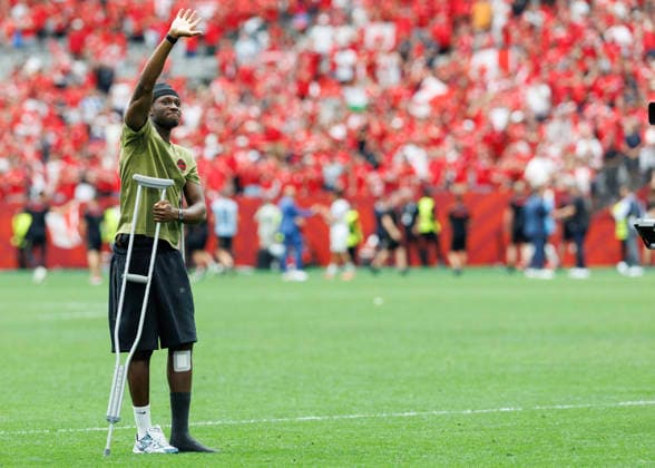June 24, 2026, Vancouver, British Columbia, Canada: Injured Ismael Kone 8 of Canada applauds fans after the team s 1-2 defeat in the FIFA World Cup, WM, Weltmeisterschaft, Fussball 2026 Group B match between Switzerland and Canada at BC Place Vancouver. Vancouver Canada - ZUMAc132 20260624_fap_c132_003 Copyright: xAndrewxChinx
