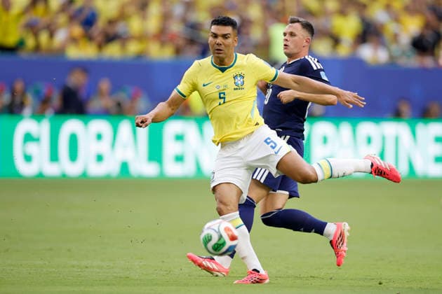 Lawrence Shankland (back) of Scotland vies for the ball with Casemiro of Brazil during the FIFA World Cup, WM, Weltmeisterschaft, Fussball 2026 group stage match Scotland against Brazil at Hard Rock Stadium in Miami, United States, 24 June 2026. FIFA World Cup 2026 - Group C - Scotland vs. Brazil !ACHTUNG: NUR REDAKTIONELLE NUTZUNG!  Copyright: xAlbertoxEstevezx AMDEP7208 20260624-55020699201_1