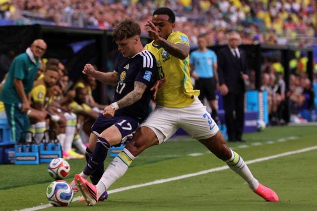 FIFA World Cup, WM, Weltmeisterschaft, Fussball 2026 - Group C - Scotland vs Brazil Ben Gannon-Doak of Scotland (L) in action against Gabriel Magalhaes of Brazil (R) during the FIFA World Cup 2026 group stage match Scotland against Brazil, in Miami, Florida, USA, 24 June 2026. MIAMI United States  Copyright: xCRISTOBALxHERRERA-ULASHKEVICHx
