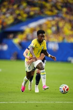Scotland v Brazil - FIFA World Cup, WM, Weltmeisterschaft, Fussball 2026 - Group C FLORIDA, USA - JUNE 24: Vinicius Junior (7) of Brazil in action against Jack Hendry (rear) of Scotland during the 2026 FIFA World Cup First Stage Group C match between Scotland and Brazil at the Hard Rock Stadium (Miami Stadium) in Miami Gardens, Florida, United States on June 24, 2026. Jose Hernandez Anadolu Florida United States. Editorial use only. Please get in touch for any other usage.  Copyright: x2026xAnadoluxJosexHernandezx