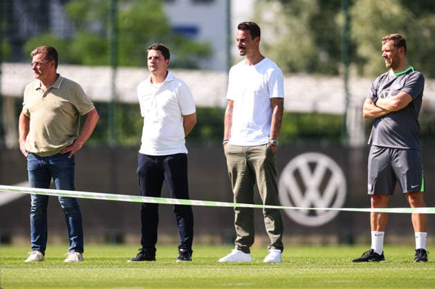 v.l. Geschäftsführer Dieter Hecking (VfL Wolfsburg), Sportdirektor Pirmin Schwegler (VfL Wolfsburg), Aufsichtsratsmitglied Diego Benaglio (VfL Wolfsburg), Co-Trainer Julian Klamt (VfL Wolfsburg) - 2. Fussball Bundesliga Saison 2026-2027 Trainingsauftakt VfL Wolfsburg am VfL Center in Wolfsburg - Fussball,Deutschland,Mann,Männer,24.06.2026 *** v l Dieter Hecking, Managing Director of Sports, VfL Wolfsburg; Pirmin Schwegler, Director of Sports, VfL Wolfsburg; Diego Benaglio, Member of the Supervisory Board, VfL Wolfsburg; Assistant Coach Julian Klamt, VfL Wolfsburg 2, Bundesliga Season 2026–2027, Start of training for VfL Wolfsburg at the VfL Center in Wolfsburg, Soccer, Germany, Man, Men, June 24, 2026