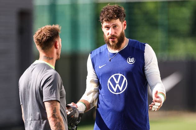 Torwart Marius Mueller Müller (VfL Wolfsburg,29) spricht nach dem Training mit Trainer Tobias Strobl (VfL Wolfsburg) - 2. Fussball Bundesliga Saison 2026-2027 Trainingsauftakt VfL Wolfsburg am VfL Center in Wolfsburg - Fussball,Deutschland,Mann,Männer,24.06.2026 *** Goalkeeper Marius Mueller Müller of VfL Wolfsburg, 29, speaks with coach Tobias Strobl after practice. VfL Wolfsburg 2, Bundesliga, 2026–2027 season. Start of training for VfL Wolfsburg at the VfL Center in Wolfsburg. Soccer, Germany, Man,Men, June 24, 2026