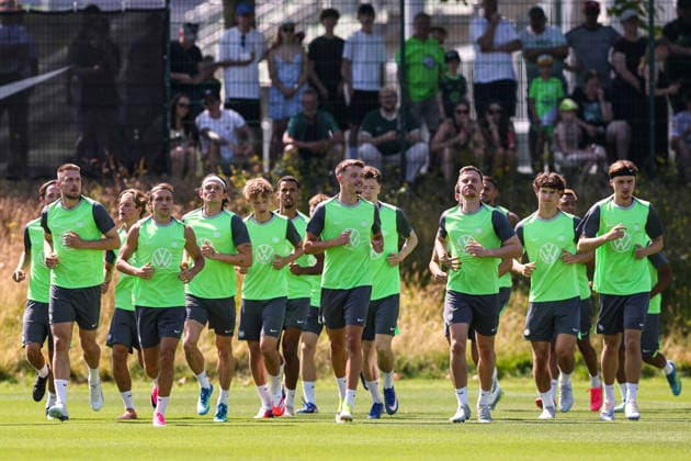 v.l. Hauke Wahl (VfL Wolfsburg), Lovro Majer (VfL Wolfsburg,10), Fabian Reese (VfL Wolfsburg), Dzenan Pejcinovic (VfL Wolfsburg,17), Yannick Gerhardt (VfL Wolfsburg,31) - 2. Fussball Bundesliga Saison 2026-2027 Trainingsauftakt VfL Wolfsburg am VfL Center in Wolfsburg - Fussball,Deutschland,Mann,Männer,24.06.2026 *** v l Hauke Wahl, VfL Wolfsburg; Lovro Majer, VfL Wolfsburg, 10; Fabian Reese, VfL Wolfsburg; Dzenan Pejcinovic, VfL Wolfsburg, 17; Yannick Gerhardt, VfL Wolfsburg, 31, 2026–2027 Bundesliga season, VfL Wolfsburg kicks off training at the VfL Center in Wolfsburg, soccer, Germany, man, men, June 24, 2026