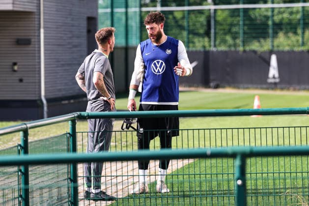 Torwart Marius Mueller Müller (VfL Wolfsburg,29) spricht nach dem Training mit Trainer Tobias Strobl (VfL Wolfsburg) - 2. Fussball Bundesliga Saison 2026-2027 Trainingsauftakt VfL Wolfsburg am VfL Center in Wolfsburg - Fussball,Deutschland,Mann,Männer,24.06.2026 *** Goalkeeper Marius Mueller Müller of VfL Wolfsburg, 29, speaks with coach Tobias Strobl after practice. VfL Wolfsburg 2, Bundesliga, 2026–2027 season. Start of training for VfL Wolfsburg at the VfL Center in Wolfsburg. Soccer, Germany, Man,Men, June 24, 2026