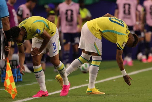 FIFA World Cup, WM, Weltmeisterschaft, Fussball 2026 - Group C - Scotland vs Brazil Matheus Cunha of Brazil (L) leaves for his teammate Neymar of Brazil as both of them touch the pitch during the FIFA World Cup 2026 group stage match Scotland against Brazil, in Miami, Florida, USA, 24 June 2026. MIAMI United States  Copyright: xCRISTOBALxHERRERA-ULASHKEVICHx