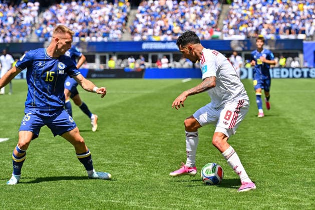 June 24, 2026: Qatar midfielder Edmilson Junior (8) tries to find his way past Bosnia and Herzegovina midfielder Amar MemiÄ¡ (15) during the FIFA World Cup, WM, Weltmeisterschaft, Fussball match between Bosnia - Herzegovina and Qatar in Seattle, WA.Bosnia - Herzegovina defeated Qatar 3-1. CSM Seattle United States - ZUMAc04_ 20260624_zma_c04_023 Copyright: xStevexFaberx