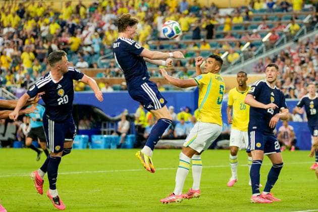 Scott McTominay (Scotland) und Casemiro (Brazil) battle for the ball during the FIFA World Cup, WM, Weltmeisterschaft, Fussball 2026 Group C match between Scotland and Brazil at Miami Stadium on June 24, 2026 in Miami, United States. (Photo by Alex Gottschalk DeFodi Images) - *** Scott McTominay of Scotland and Casemiro of Brazil battle for the ball during the 2026 FIFA World Cup Group C match between Scotland and Brazil at Miami Stadium on June 24, 2026, in Miami, United States. Photo by Alex Gottschalk, DeFodi Images