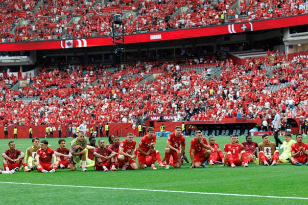 June 24, 2026, Vancouver, British Columbia, Canada: Players of Switzerland applaud fans after the team s 2-1 victory in the FIFA World Cup, WM, Weltmeisterschaft, Fussball 2026 Group B match between Switzerland and Canada at BC Place Vancouver. World Cup 2026: Group B Switzerland 2:1 Canada  - ZUMAc132 20260624_fap_c132_008 Copyright: xAndrewxChinx