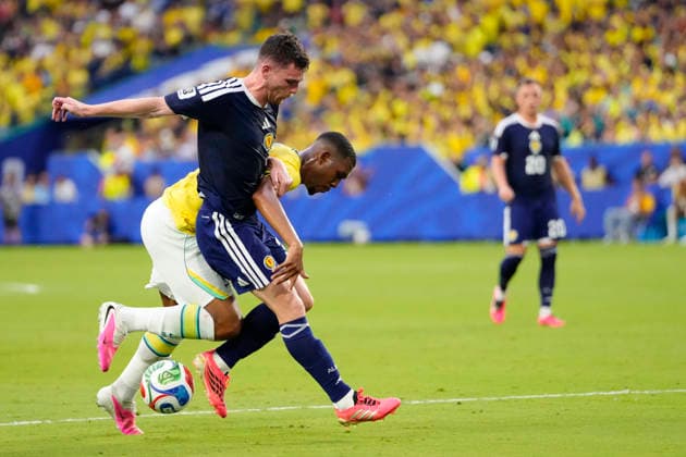 June 24, 2026, Miami Gardens, Florida, United States: Rayan of Brazil and Andy Robertson of Scotland compete for the ball during the FIFA World Cup, WM, Weltmeisterschaft, Fussball 2026 Group C match between Scotland and Brazil at Miami Stadium on June 24, 2026 in Miami, United States. Miami Gardens United States - ZUMAa181 20260624_zaa_a181_135 Copyright: xJosexBretonx