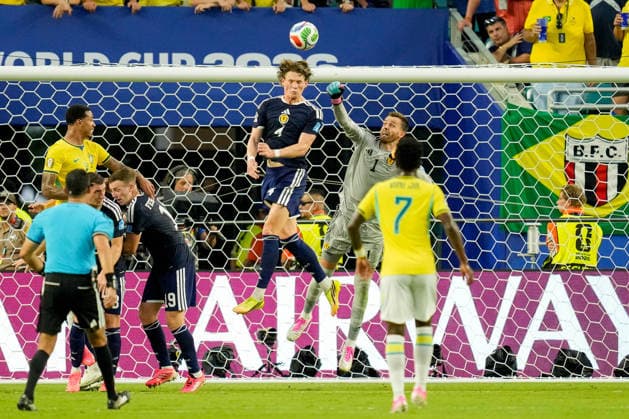 Scott McTominay (Scotland) und Torhueter Angus Gunn (Scotland) battle for the ball during the FIFA World Cup, WM, Weltmeisterschaft, Fussball 2026 Group C match between Scotland and Brazil at Miami Stadium on June 24, 2026 in Miami, United States. (Photo by Alex Gottschalk DeFodi Images) - *** Scott McTominay of Scotland and goalkeeper Angus Gunn of Scotland battle for the ball during the 2026 FIFA World Cup Group C match between Scotland and Brazil at Miami Stadium on June 24, 2026, in Miami, United States. Photo by Alex Gottschalk, DeFodi Images
