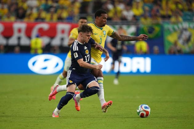 Ben Gannon-Doak (Scotland) and Gabriel Magalhaes (Brazil) battle for the ball during Scotland and Brazil, Group L FIFA World Cup, WM, Weltmeisterschaft, Fussball 2026, Miami Stadium, Boston, USA on June 24, 2026. Thor Wegner DeFodi Images. (Photo by DeFodi Images) - *** Ben Gannon (Scotland) and Gabriel Magalhaes (Brazil) battle for the ball during the Scotland vs. Brazil match in Group L of the 2026 FIFA World Cup at Miami Stadium in Boston, USA, on June 24, 2026. Photo by DeFodi Images (Thor Wegner)
