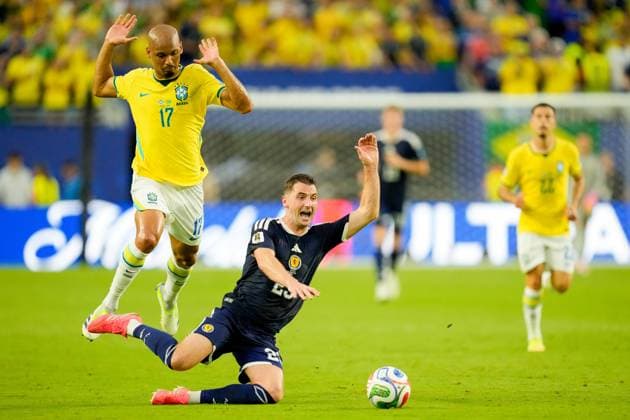 Fabinho (Brazil) und Kenny McLean (Scotland) battle for the ball during the FIFA World Cup, WM, Weltmeisterschaft, Fussball 2026 Group C match between Scotland and Brazil at Miami Stadium on June 24, 2026 in Miami, United States. (Photo by Alex Gottschalk DeFodi Images) - *** Fabinho of Brazil and Kenny McLean of Scotland battle for the ball during the 2026 FIFA World Cup Group C match between Scotland and Brazil at Miami Stadium on June 24, 2026, in Miami, United States. Photo by Alex Gottschalk, DeFodi Images
