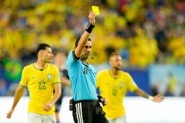 Referee Cesar Ramos shows the yellow card during the FIFA World Cup, WM, Weltmeisterschaft, Fussball 2026 Group C match between Scotland and Brazil at Miami Stadium on June 24, 2026 in Miami, United States. (Photo by Alex Gottschalk DeFodi Images) - *** Referee Cesar Ramos shows a yellow card during the 2026 FIFA World Cup Group C match between Scotland and Brazil at Miami Stadium on June 24, 2026, in Miami, United States. Photo by Alex Gottschalk, DeFodi Images