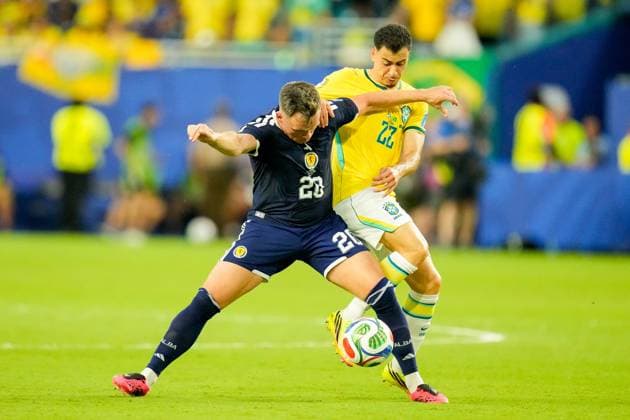 Lawrence Shankland (Scotland) und Gabriel Martinelli (Brazil) battle for the ball during the FIFA World Cup, WM, Weltmeisterschaft, Fussball 2026 Group C match between Scotland and Brazil at Miami Stadium on June 24, 2026 in Miami, United States. (Photo by Alex Gottschalk DeFodi Images) - *** Lawrence Shankland of Scotland and Gabriel Martinelli of Brazil battle for the ball during the 2026 FIFA World Cup Group C match between Scotland and Brazil at Miami Stadium on June 24, 2026, in Miami, United States. Photo by Alex Gottschalk, DeFodi Images