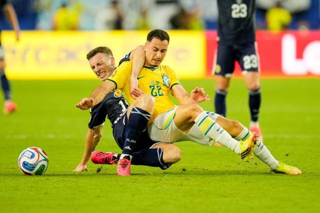 Lewis Ferguson (Scotland) und Gabriel Martinelli (Brazil) battle for the ball during the FIFA World Cup, WM, Weltmeisterschaft, Fussball 2026 Group C match between Scotland and Brazil at Miami Stadium on June 24, 2026 in Miami, United States. (Photo by Alex Gottschalk DeFodi Images) - *** Lewis Ferguson of Scotland and Gabriel Martinelli of Brazil battle for the ball during the 2026 FIFA World Cup Group C match between Scotland and Brazil at Miami Stadium on June 24, 2026, in Miami, United States. Photo by Alex Gottschalk, DeFodi Images