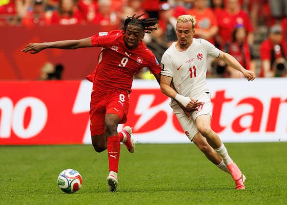 June 24, 2026, Vancouver, British Columbia, Canada: Johan Manzambi 9 of Switzerland challenged by Liam Millar 11 of Canada during the FIFA World Cup, WM, Weltmeisterschaft, Fussball 2026 Group B match between Switzerland and Canada at BC Place Vancouver. Vancouver Canada - ZUMAc132 20260624_fap_c132_014 Copyright: xAndrewxChinx