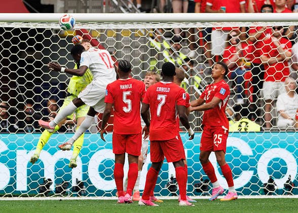 June 24, 2026, Vancouver, British Columbia, Canada: Gregor Kobel 1 of Switzerland punches the ball in front of Tani Oluwaseyi 12 of Canada during the FIFA World Cup, WM, Weltmeisterschaft, Fussball 2026 Group B match between Switzerland and Canada at BC Place Vancouver. Vancouver Canada - ZUMAc132 20260624_fap_c132_018 Copyright: xAndrewxChinx