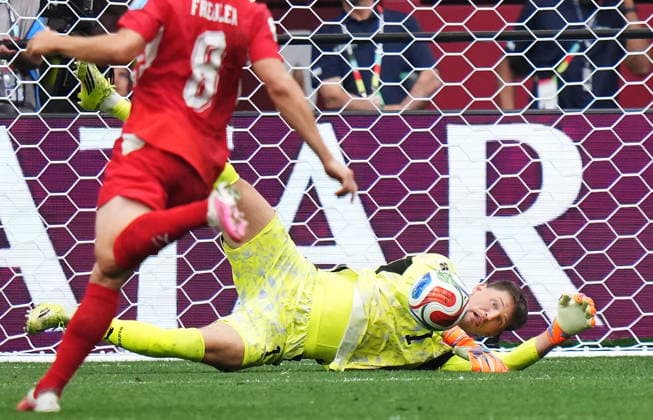 June 24, 2026, Vancouver, Bc, CANADA: Switzerland goalkeeper Gregor Kobel (1) makes a save against Canada during the first half of a World Cup Group B soccer match, in Vancouver, on Wednesday, June 24, 2026. Canada News - June 24, 2026  - ZUMAc35_ 20260624_zaf_c35_191 Copyright: xDarrylxDyckx